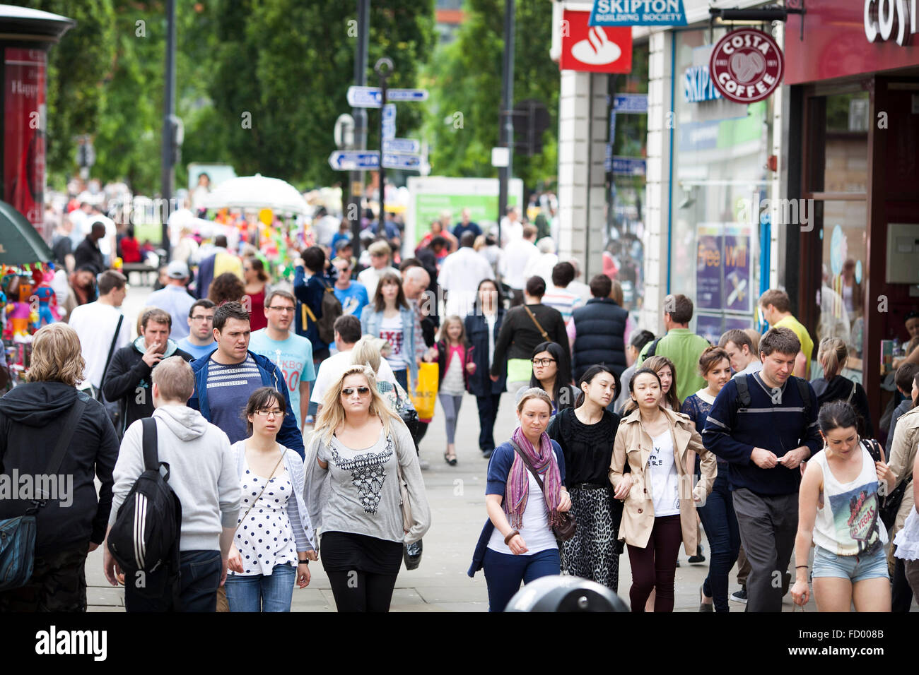 Gli amanti dello shopping su Market Street , Manchester , Inghilterra Foto Stock