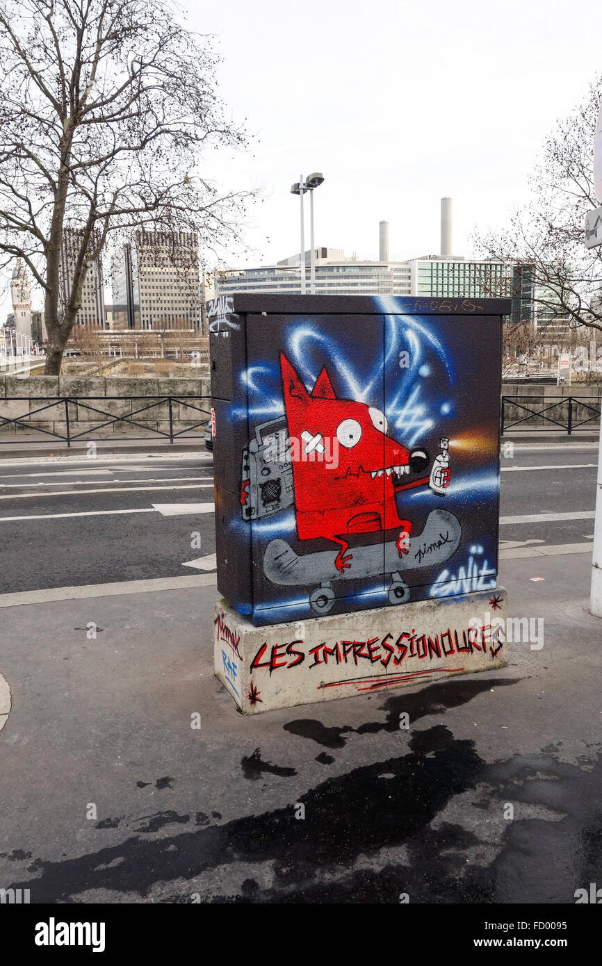Colorato graffitti arte sulla scatola elettrica su strada, Austerlitz, Parigi, Francia. Foto Stock