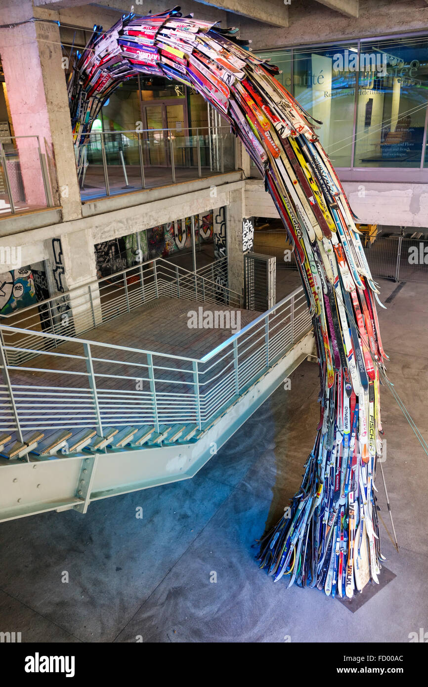 Illustrazione installazione di Dan Dorell all ingresso di Les Docks Cité de la Mode et du Design. Austerlitz, Parigi. Foto Stock