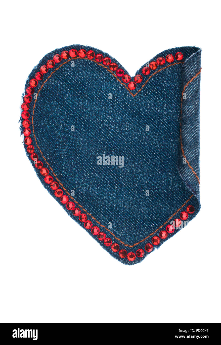 Cuore realizzato in tessuto denim con cuciture gialle e rosse,rhinenstones isolati su sfondo bianco , con spazio per il testo Foto Stock