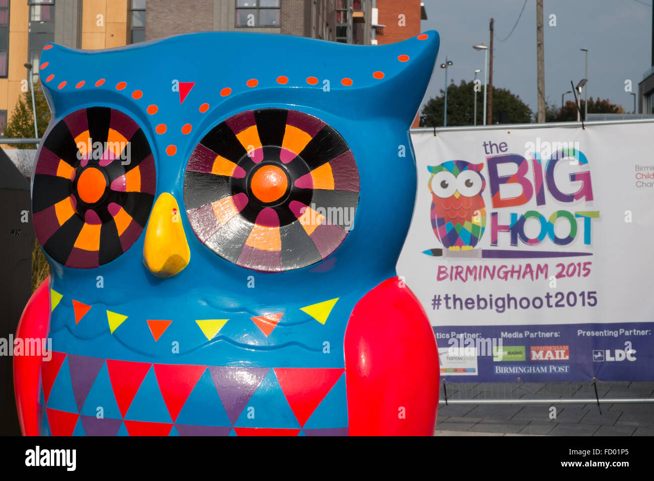 Dettaglio di un colorato luminosamente owl parte del grande Hoot Birmingham owl sentiero di scultura 2015 West Midlands England Regno Unito Foto Stock