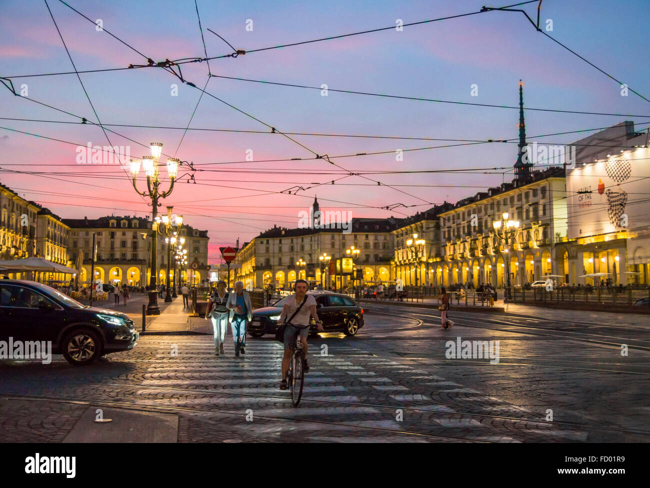 Notte d'estate in città - Piazza Vittorio Veneto , famosa piazza della città di Torino ,situato alla fine di Via Po, vicino al fiume Po Foto Stock