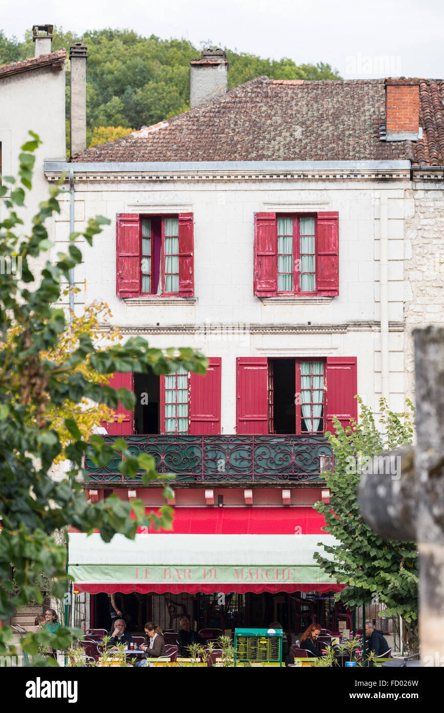 Diners mangiare al ristorante in Brantome, villaggio in Dordogne, Francia Foto Stock