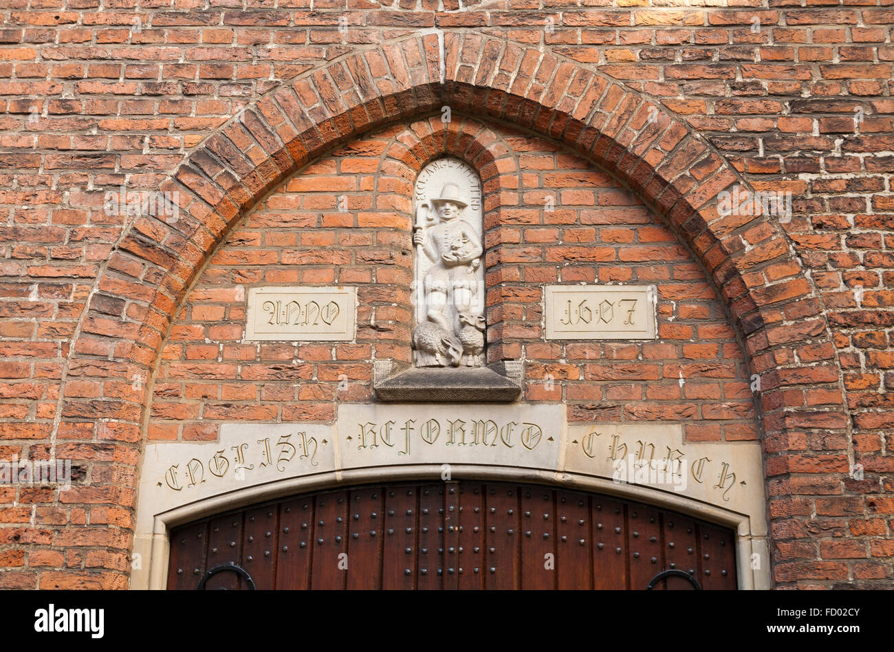 Rilievo e data la placca 1607 sopra l'entrata / facciata frontale alla Chiesa riformata inglese, Amsterdam. Foto Stock