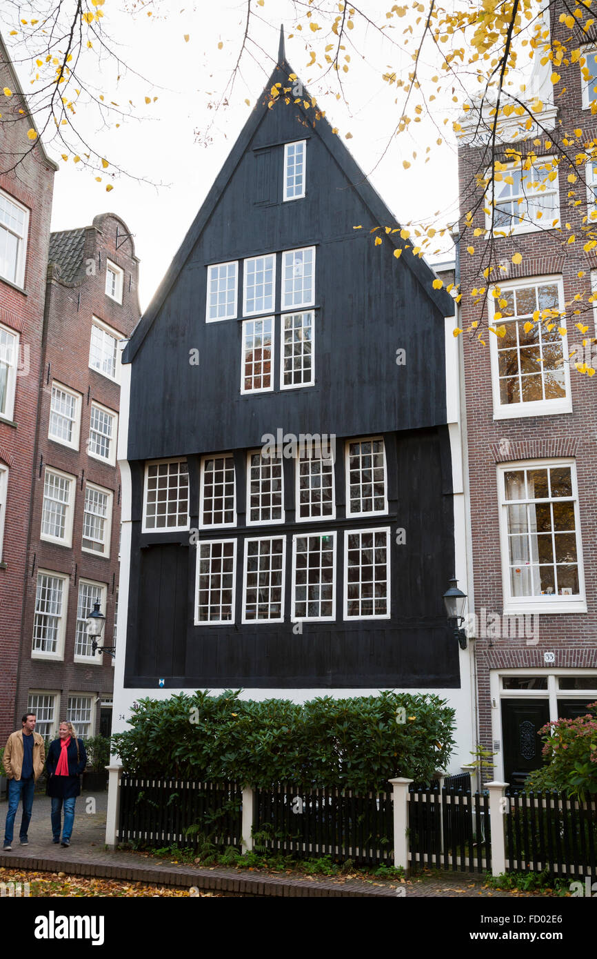 La casa in legno ' Houten Huys ' a 34 Begijnhof / in il Begijnhof di Amsterdam. Holland. I Paesi Bassi. Foto Stock