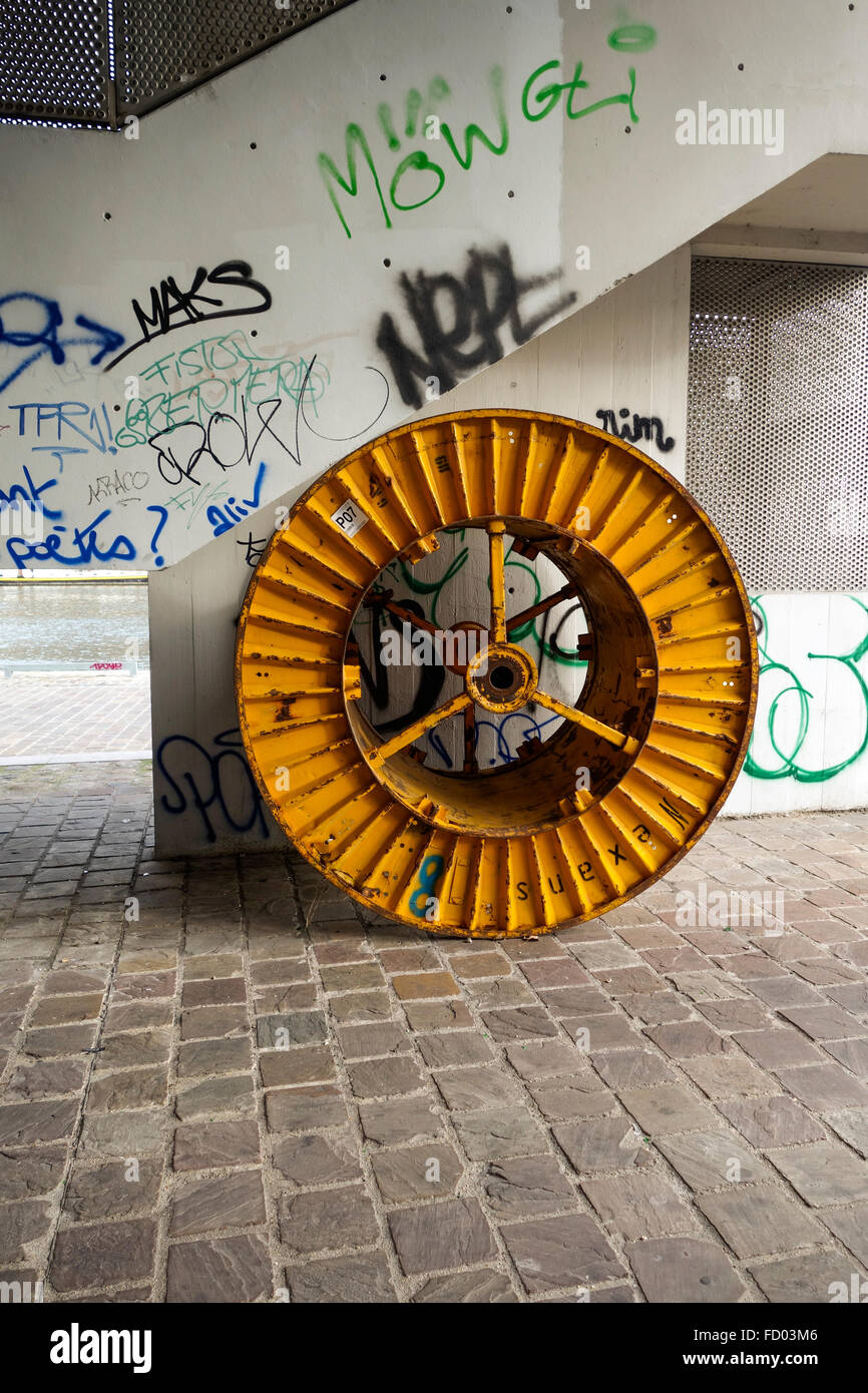 Acciaio pesante tamburo per cavi a sinistra dietro al sottopassaggio. Parigi. Foto Stock