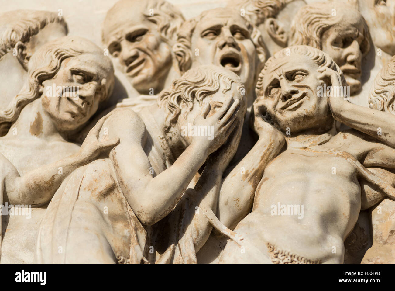 La supplica figure umane dalla rappresentazione dell'ultima sentenza sulla facciata del duomo di Orvieto in Umbria in Italia Foto Stock