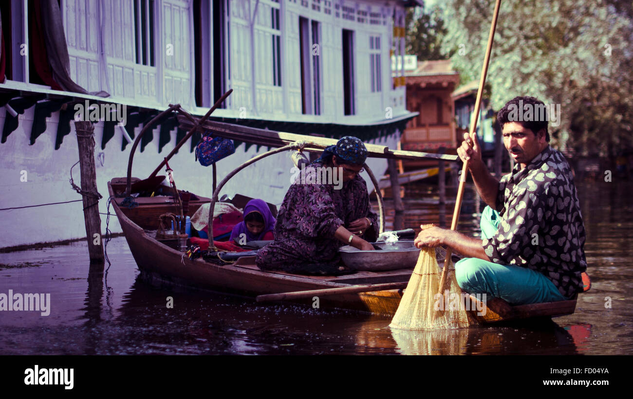 Famiglia di pesca sul Lago Dal, Srinagar, India Foto Stock