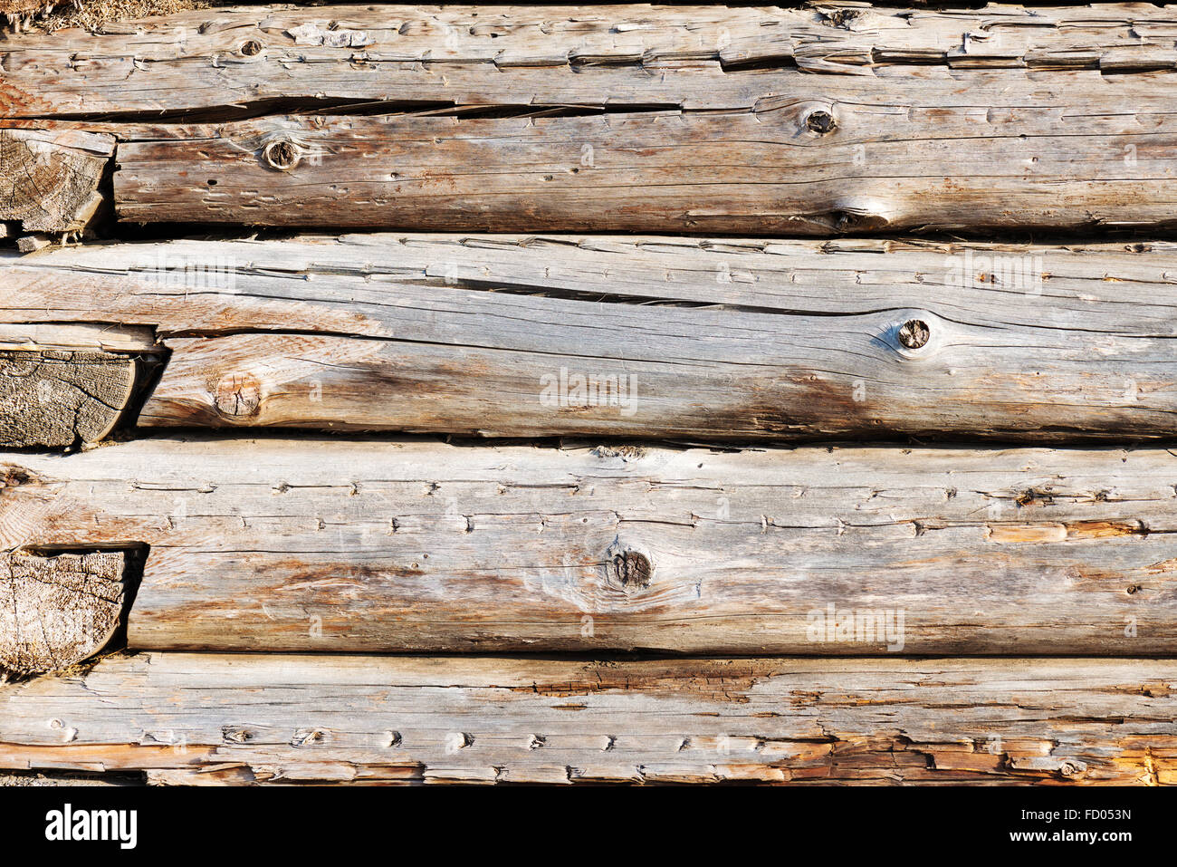La parete da weathered vecchi log con crepe. Grunge background. Foto Stock