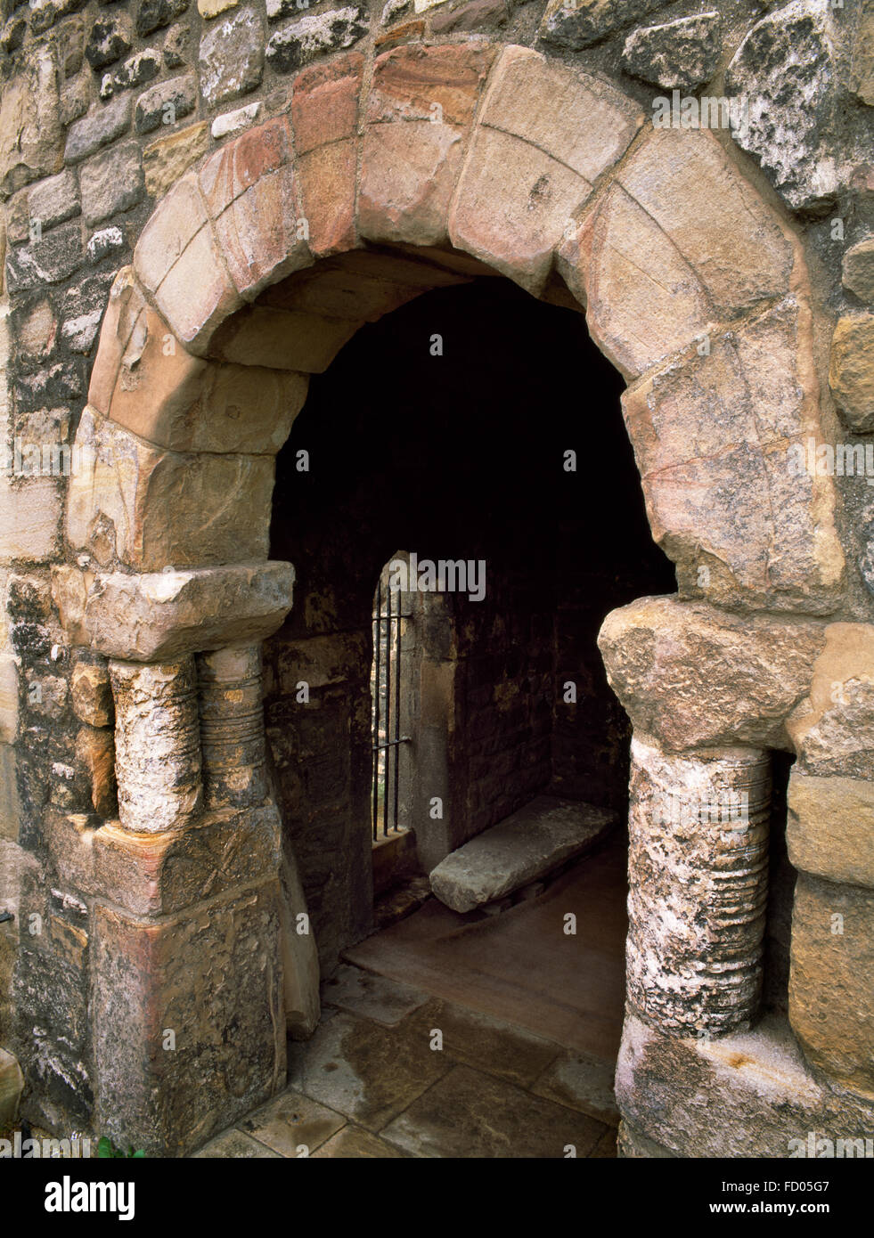 Portico sassone di San Pietro chiesa monastica, Monkwearmouth, STABILITO AD674 da San Benedetto Biscop & costruito dai Franchi muratori. Foto Stock