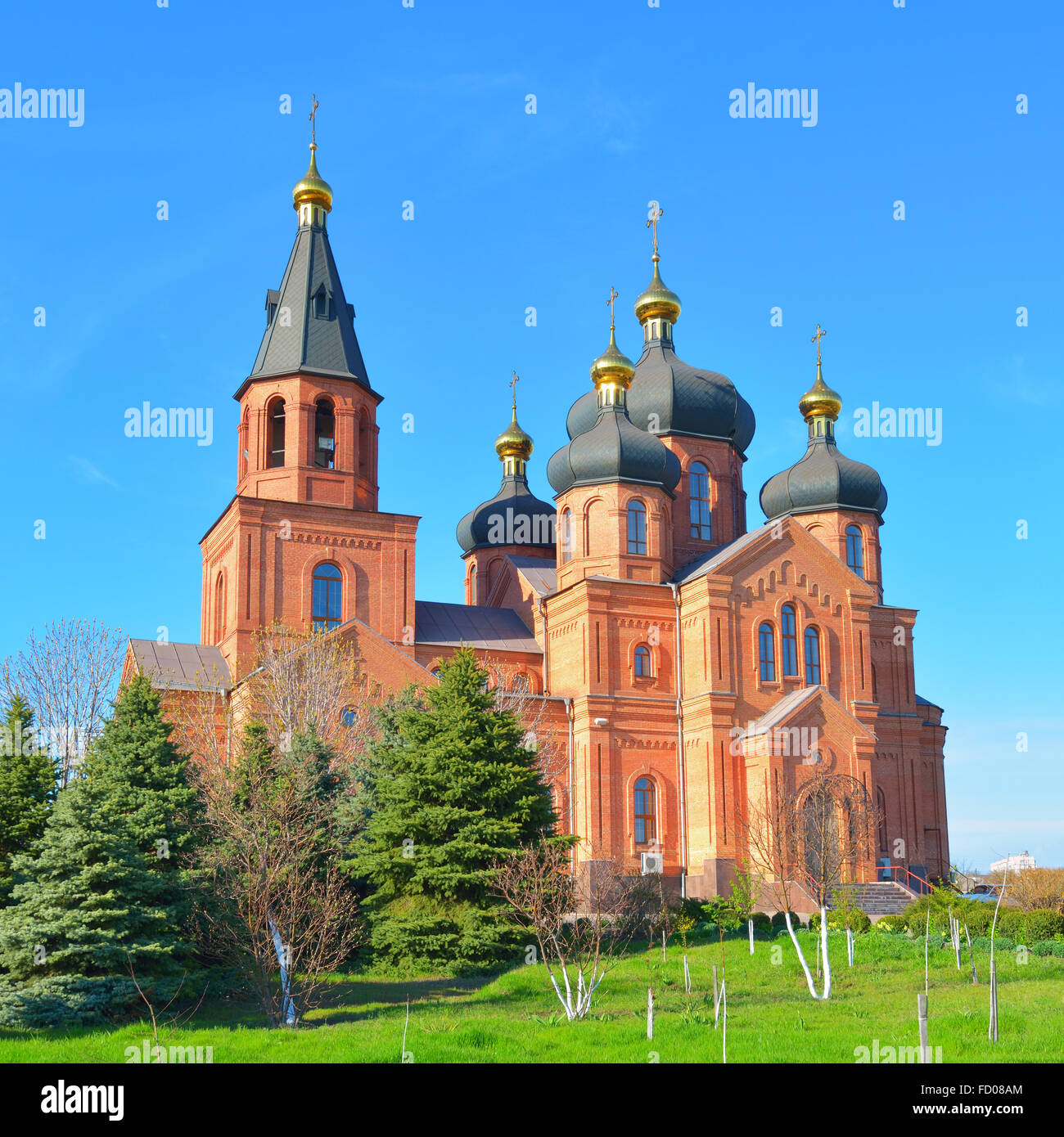 Cristiana, Chiesa Ortodossa sulla collina verde Foto Stock