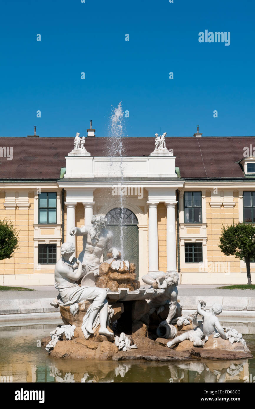 Fontana con statue raffiguranti i fiumi Danubio, Inn, e Enns presso il Palazzo di Schonbrunn a Vienna Foto Stock