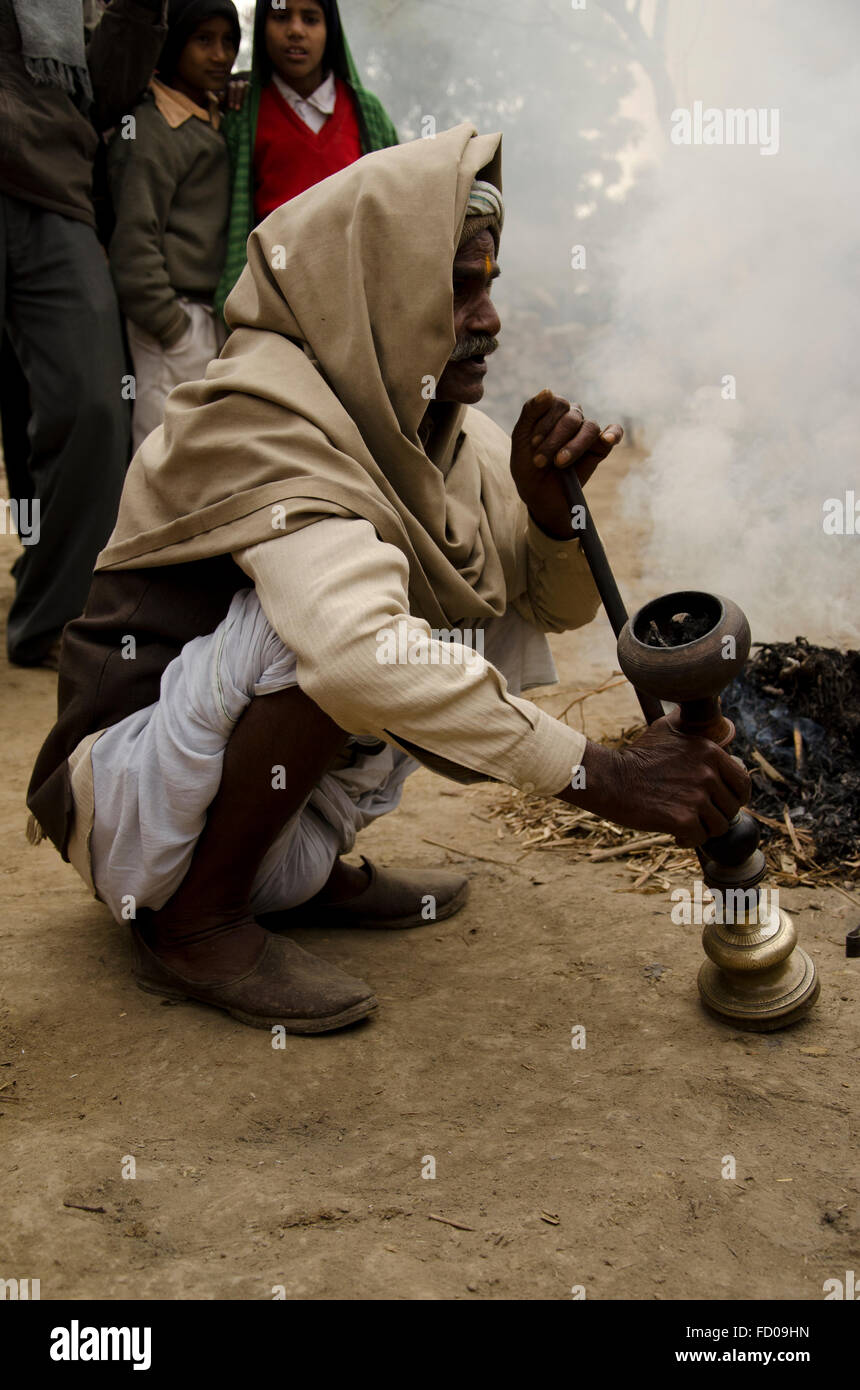 Fumatori uomo, Rajasthan, India Foto Stock