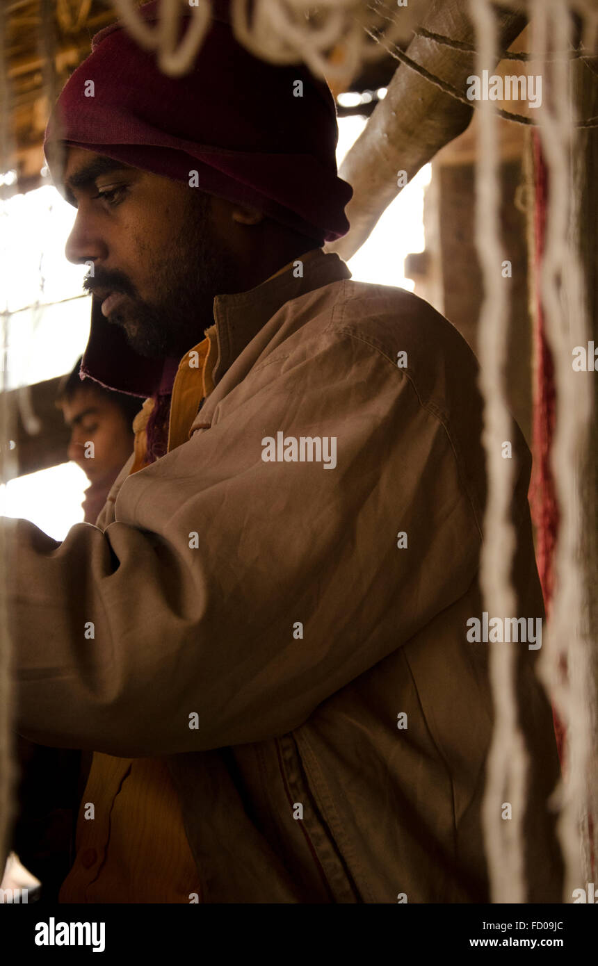 Uomo di tessitura, Rajasthan, India Foto Stock