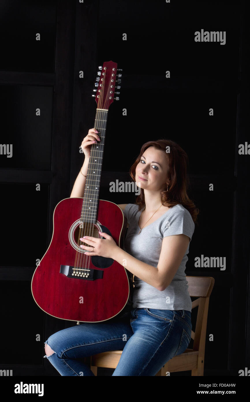 La ragazza con la chitarra Foto Stock
