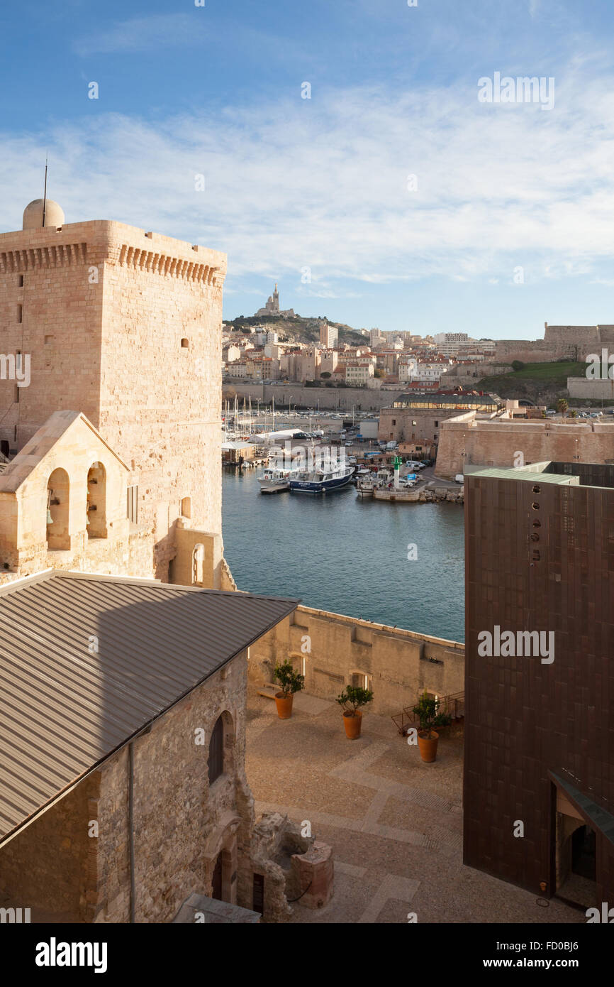 Fort Saint-Jean Marseille. Vista del Tour du Roi René, Chapelle Saint-Jean, Place de la partie basse e Vieux port Foto Stock