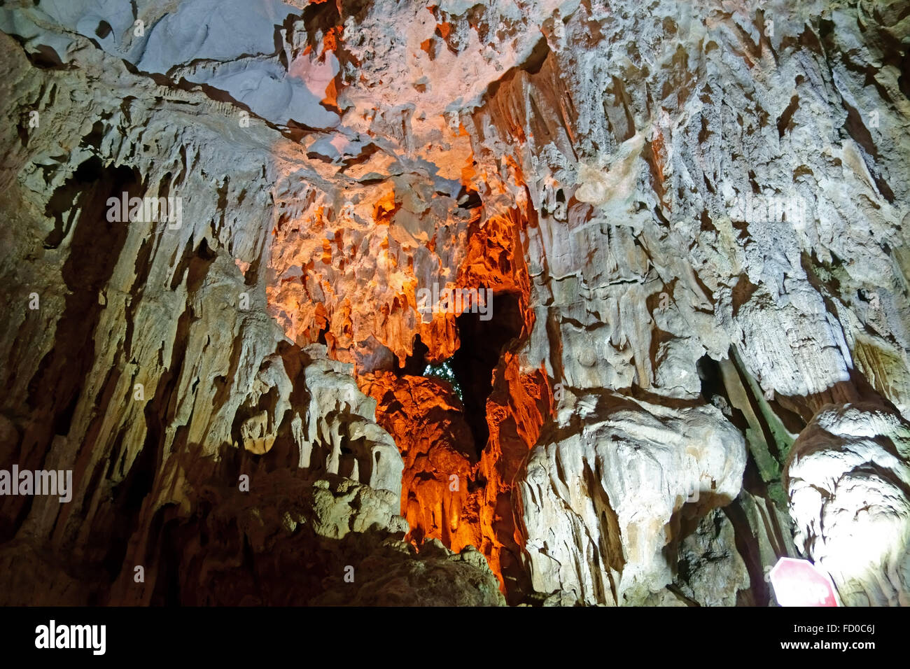 Formazioni di calcare in una grande caverna, Dau Go grotta, in calcare Carso in Halong Bay, Vietnam Foto Stock