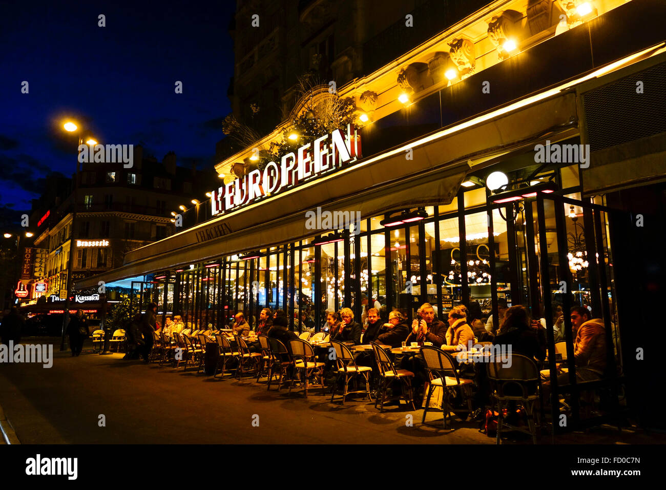 Brasserie l'Europeen ristorante di notte con terrazza esterna, Parigi, Francia. Foto Stock