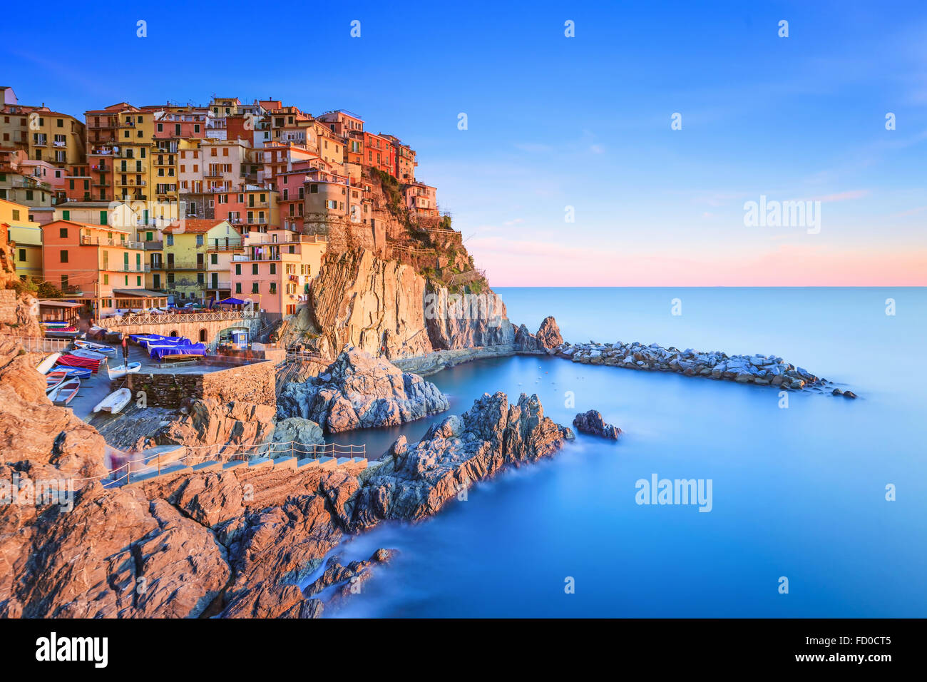 Manarola village sulla scogliera di rocce e mare al tramonto., Seascape in cinque terre, il Parco Nazionale delle Cinque Terre Liguria Italia Europa. Lo Foto Stock