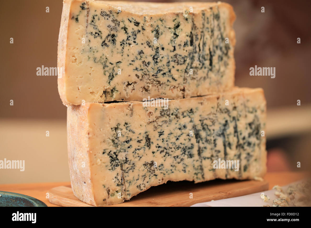 Tagliate a fette il Gorgonzola o il Roquefort focaccia Foto Stock