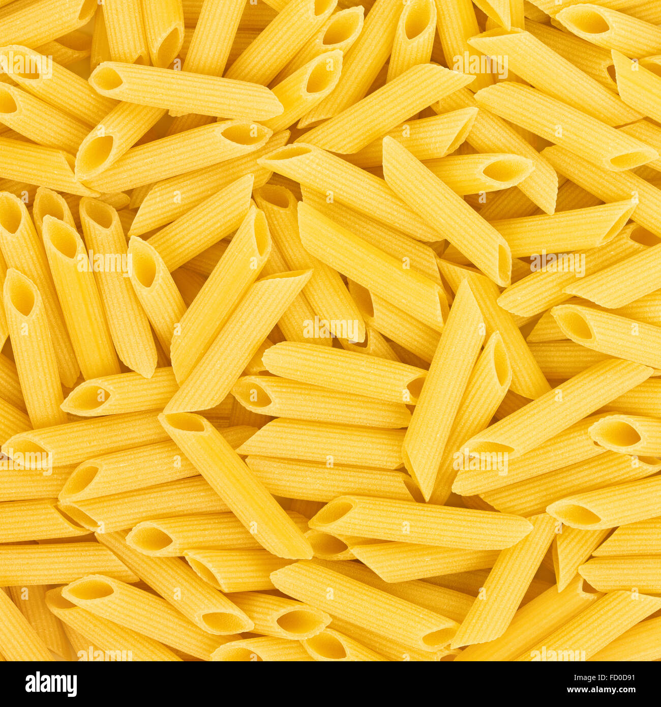 Italian Penne Rigate Maccheroni alimenti crudi o sfondo texture close up Foto Stock