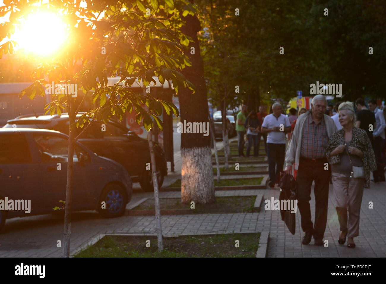 Felice vecchia coppia a piedi attraverso la strada di città di sera Foto Stock