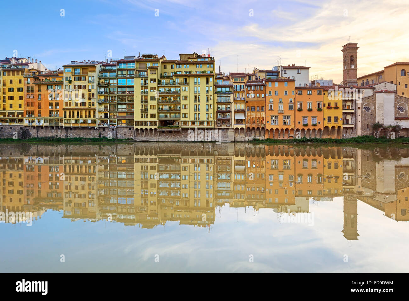 Fiume Arno e edifici storici architettura punto di riferimento a Firenze il tramonto. Toscana, Italia, Europa. Foto Stock