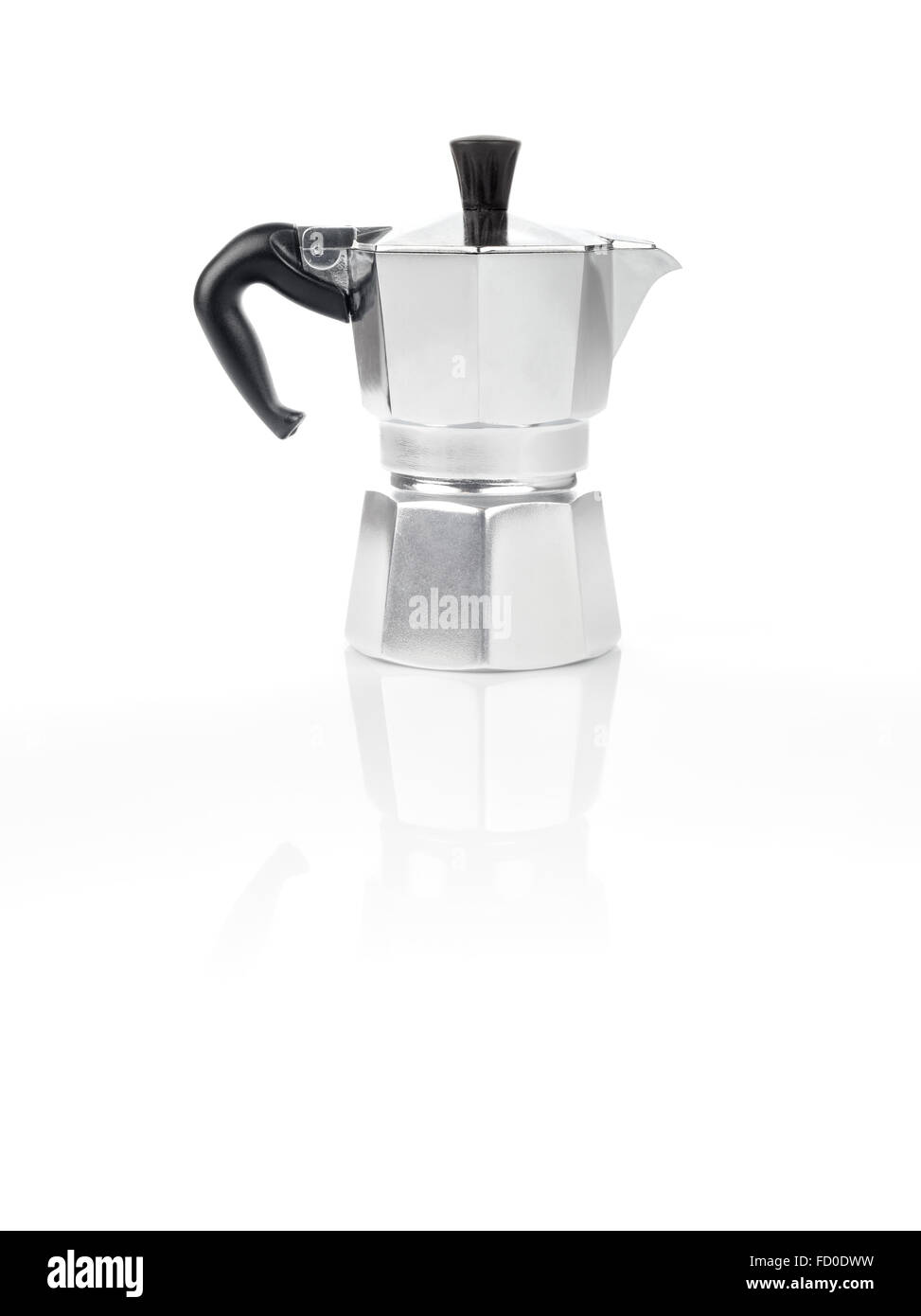 Moka Pot, noto anche come piano di cottura, macchina per il caffè espresso italiano caffè su sfondo bianco e di riflessione Foto Stock