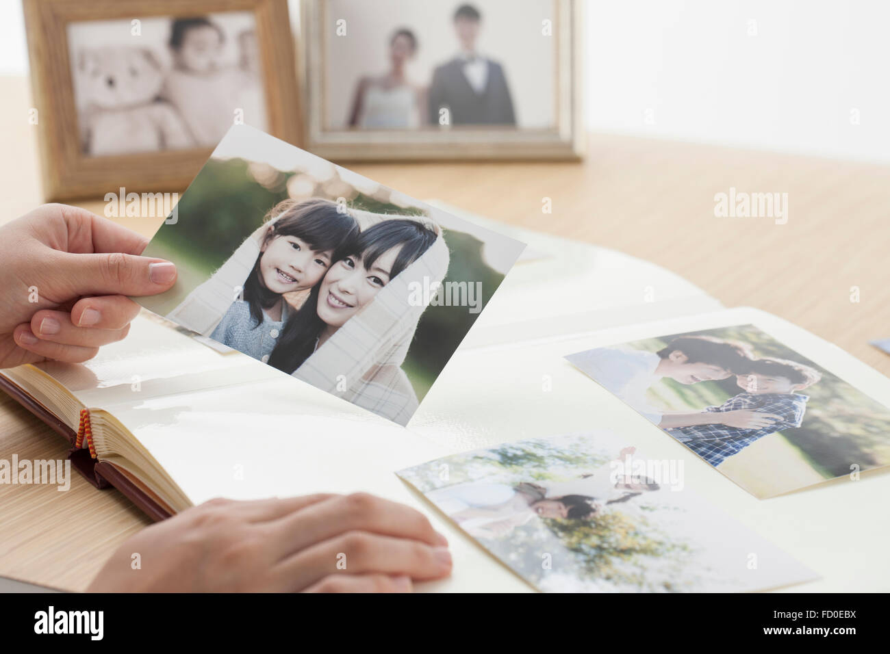 Foto di famiglia che si terrà a mano Foto Stock