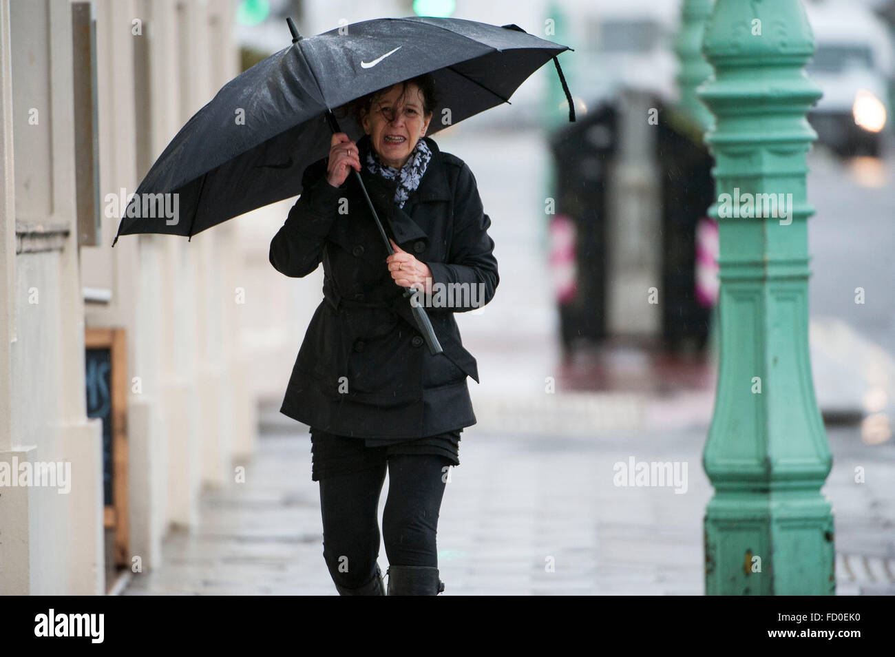 Brighton, Sussex, Regno Unito. Il 26 gennaio, 2016. Regno Unito: Meteo la tempesta che ha provocato il caos neve in America arriva nel Regno Unito oggi portando pioggia e vento. Scene di persone combattendo gli elementi in Brighton, Sussex, Regno Unito. Foto scattata 26/01/2016 Credit: Darren Cool/Alamy Live News Foto Stock