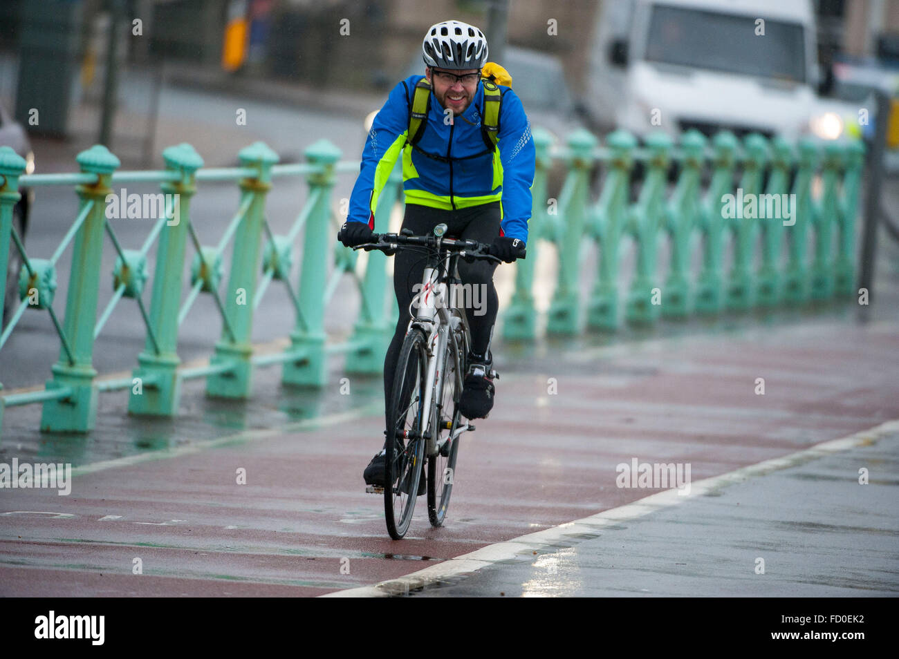 Brighton, Sussex, Regno Unito. Il 26 gennaio, 2016. Regno Unito: Meteo la tempesta che ha provocato il caos neve in America arriva nel Regno Unito oggi portando pioggia e vento. Scene di persone combattendo gli elementi in Brighton, Sussex, Regno Unito. Foto scattata 26/01/2016 Credit: Darren Cool/Alamy Live News Foto Stock