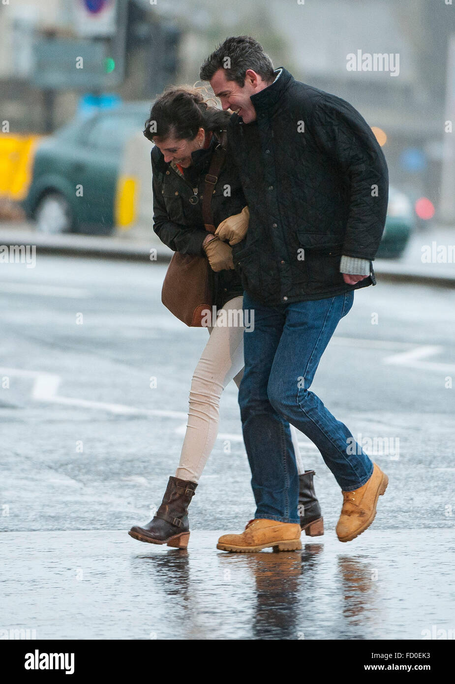 Brighton, Sussex, Regno Unito. Il 26 gennaio, 2016. Regno Unito: Meteo la tempesta che ha provocato il caos neve in America arriva nel Regno Unito oggi portando pioggia e vento. Scene di persone combattendo gli elementi in Brighton, Sussex, Regno Unito. Foto scattata 26/01/2016 Credit: Darren Cool/Alamy Live News Foto Stock