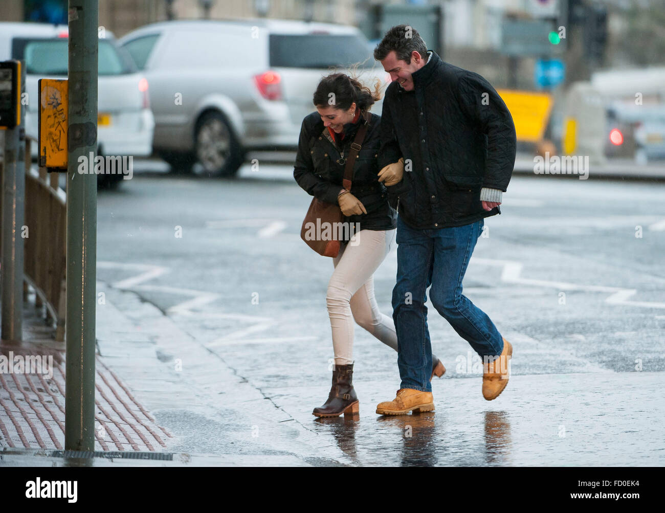 Brighton, Sussex, Regno Unito. Il 26 gennaio, 2016. Regno Unito: Meteo la tempesta che ha provocato il caos neve in America arriva nel Regno Unito oggi portando pioggia e vento. Scene di persone combattendo gli elementi in Brighton, Sussex, Regno Unito. Foto scattata 26/01/2016 Credit: Darren Cool/Alamy Live News Foto Stock
