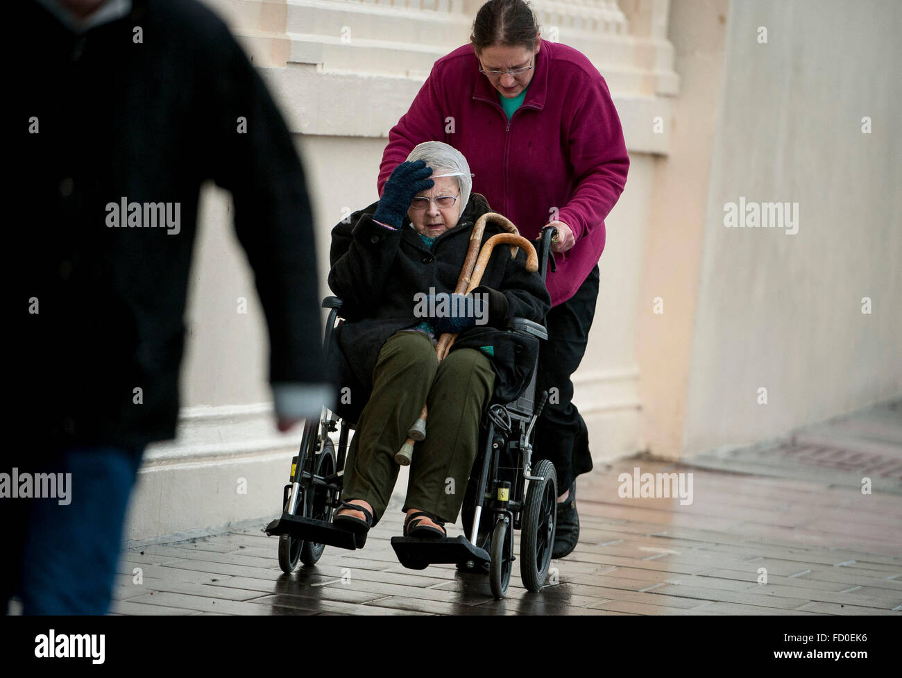 Brighton, Sussex, Regno Unito. Il 26 gennaio, 2016. Regno Unito: Meteo la tempesta che ha provocato il caos neve in America arriva nel Regno Unito oggi portando pioggia e vento. Scene di persone combattendo gli elementi in Brighton, Sussex, Regno Unito. Foto scattata 26/01/2016 Credit: Darren Cool/Alamy Live News Foto Stock