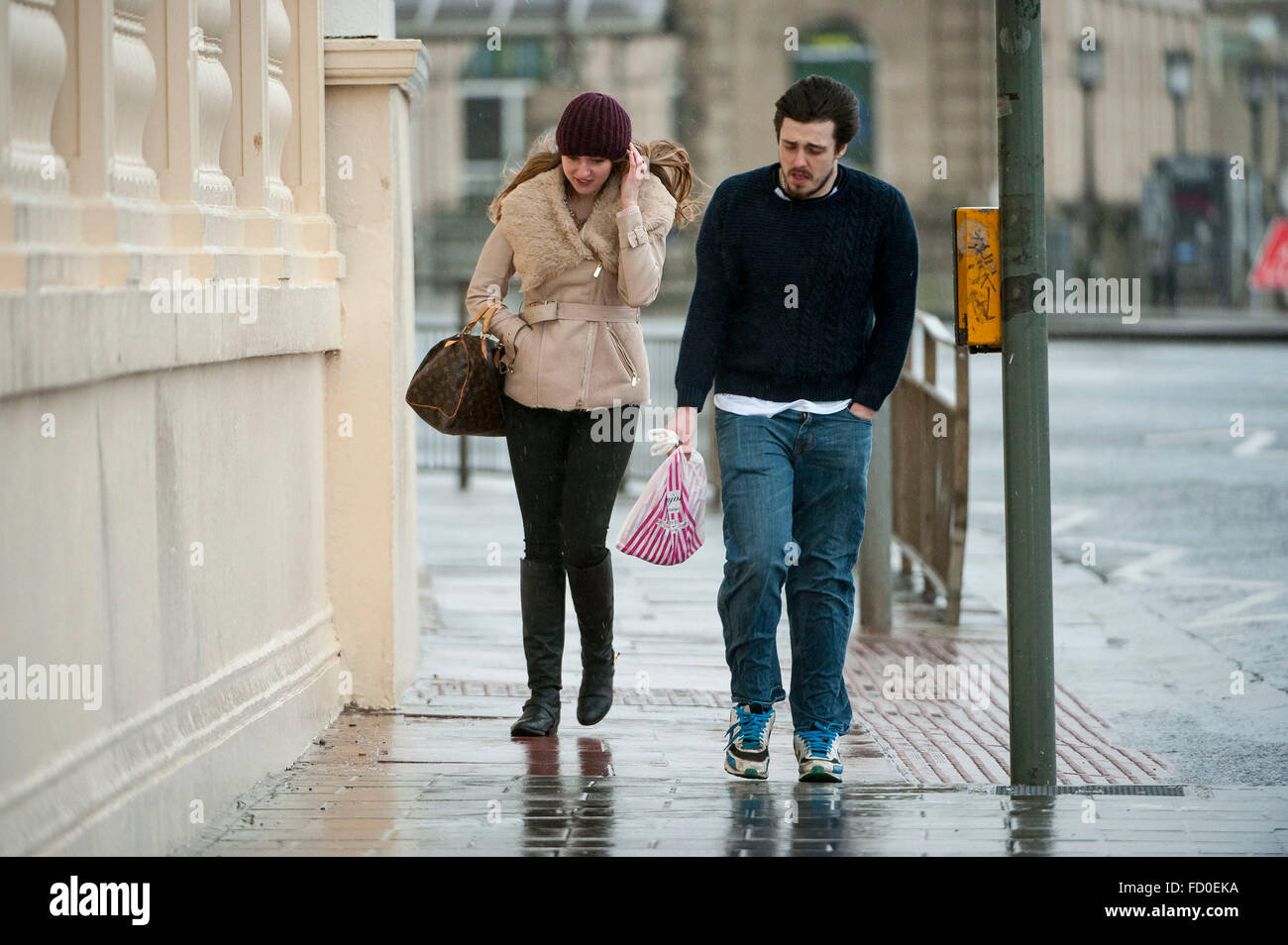 Brighton, Sussex, Regno Unito. Il 26 gennaio, 2016. Regno Unito: Meteo la tempesta che ha provocato il caos neve in America arriva nel Regno Unito oggi portando pioggia e vento. Scene di persone combattendo gli elementi in Brighton, Sussex, Regno Unito. Foto scattata 26/01/2016 Credit: Darren Cool/Alamy Live News Foto Stock