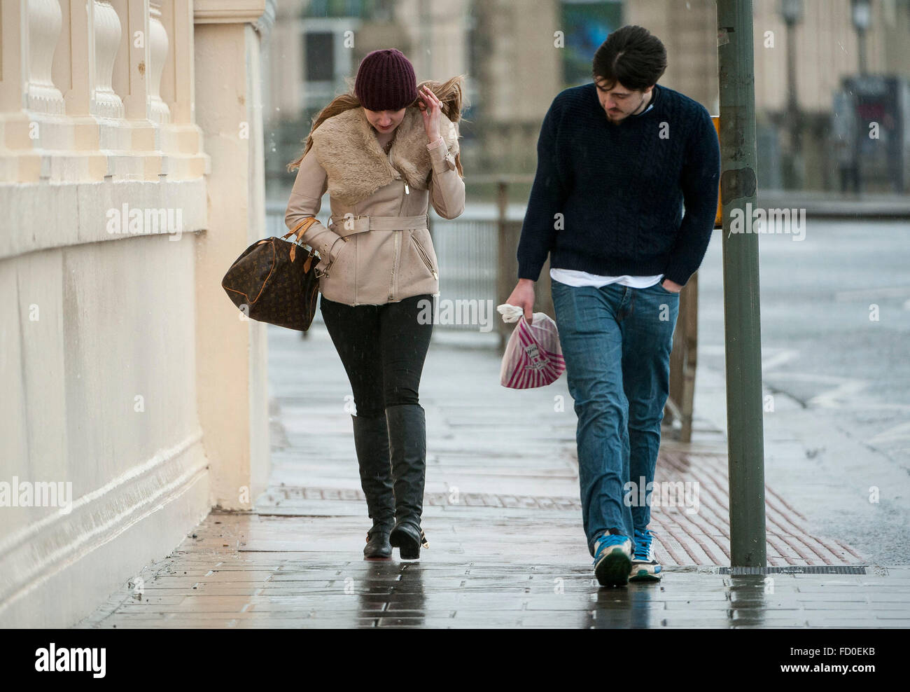Brighton, Sussex, Regno Unito. Il 26 gennaio, 2016. Regno Unito: Meteo la tempesta che ha provocato il caos neve in America arriva nel Regno Unito oggi portando pioggia e vento. Scene di persone combattendo gli elementi in Brighton, Sussex, Regno Unito. Foto scattata 26/01/2016 Credit: Darren Cool/Alamy Live News Foto Stock