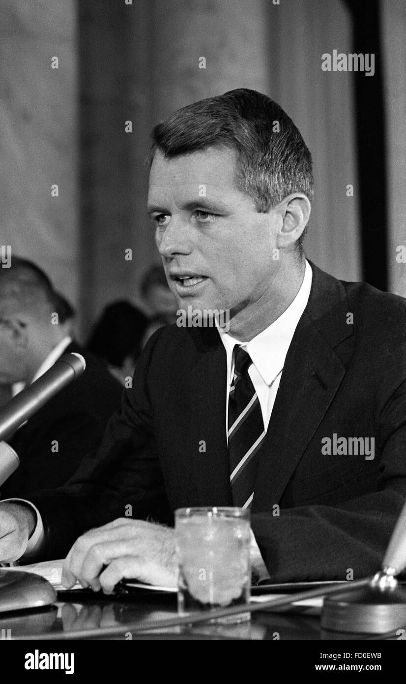 Robert F Kennedy, Procuratore generale USA, ,la testimonianza prima un sottocomitato del senato audizione sulla criminalità, Washington DC, 25 Settembre 1963 Foto Stock