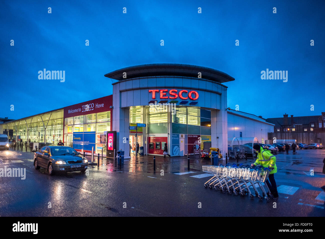 Supermercato Tesco, Hove, East Sussex: ingresso principale al crepuscolo, vista generale. © Andrew Hasson/Alamy Live News Foto Stock