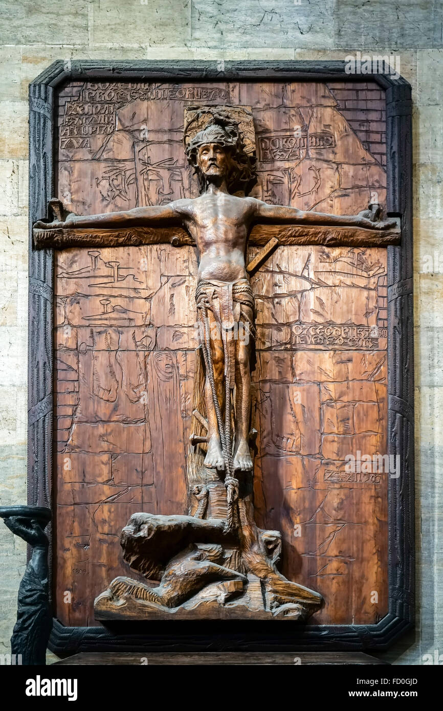 Statua lignea di Cristo crocifisso nella cattedrale di San Vito a Praga Foto Stock