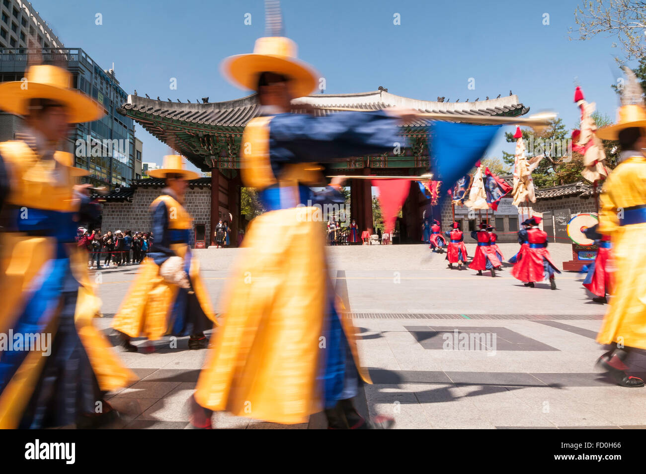 Chwiracheck, militari membri della band durante il cambio della guardia, Daehanmun Gate, il Palazzo Deoksugung, Seoul, Corea del Sud Foto Stock