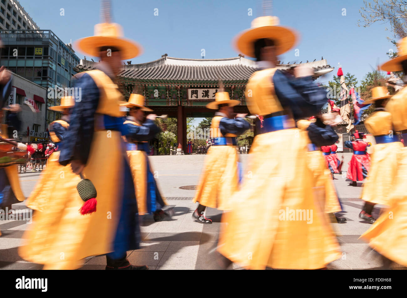 Chwiracheck, militari membri della band durante il cambio della guardia, Daehanmun Gate, il Palazzo Deoksugung, Seoul, Corea del Sud Foto Stock