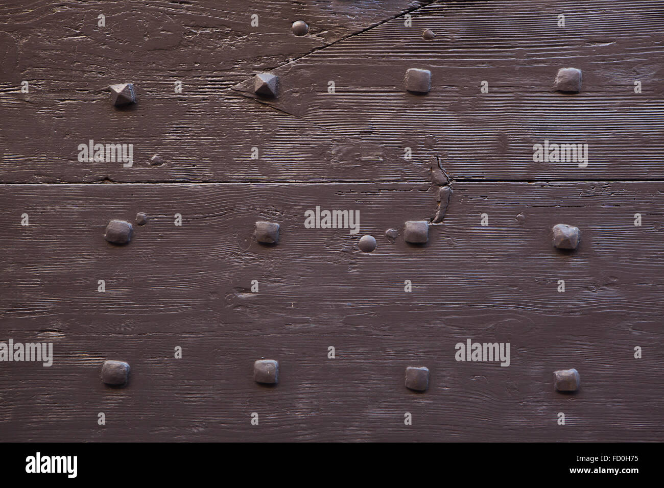 Brown di legno verniciato cancello fissata con rivetti. Texture di sfondo. Foto Stock