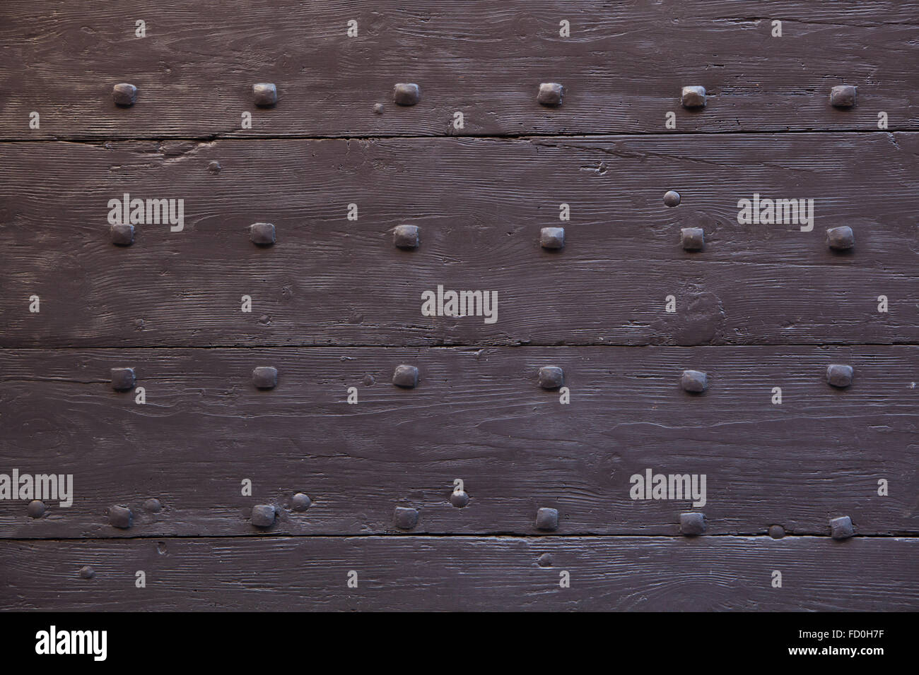 Brown di legno verniciato cancello fissata con rivetti. Texture di sfondo. Foto Stock