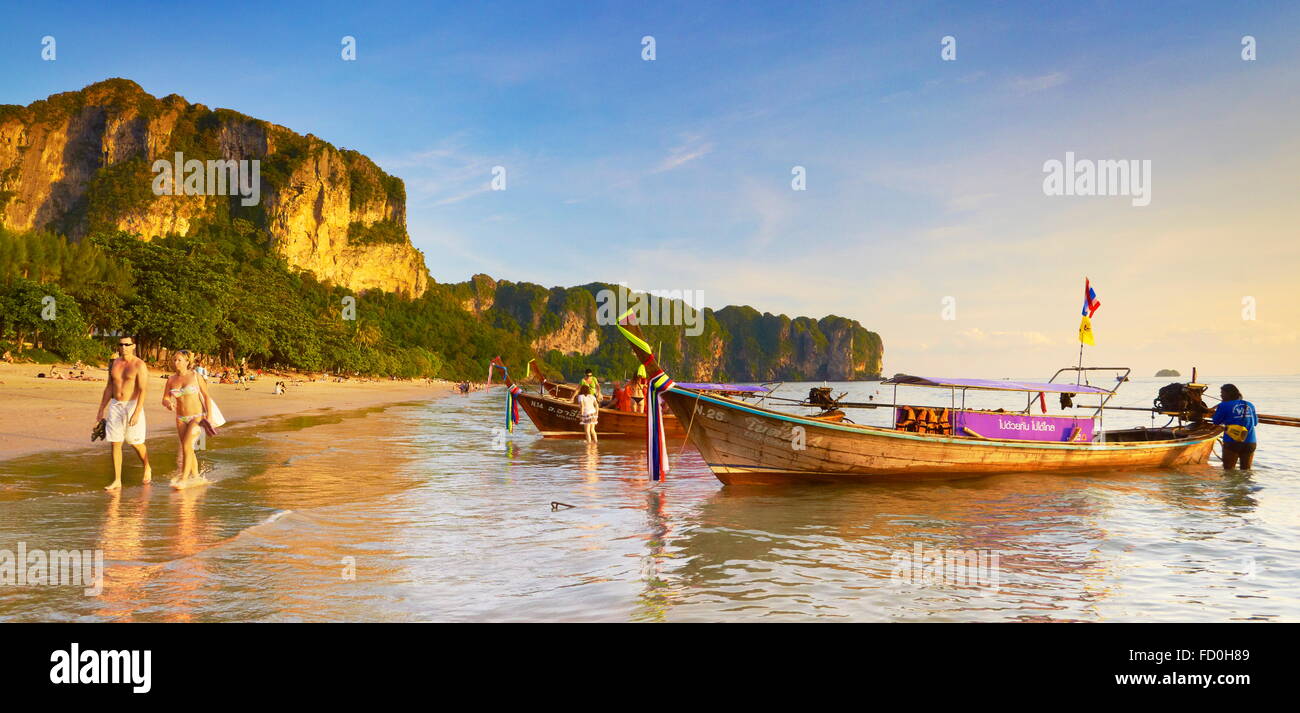 Thailandia - Provincia di Krabi, Phang Nga Bay, tramonto sulla spiaggia Foto Stock