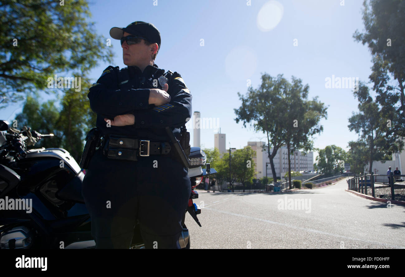 San Diego, Stati Uniti d'America. 26 gen, 2016. Un poliziotto sta di guardia al di fuori del Naval Medical Center di San Diego, California, Stati Uniti, gennaio 26, 2016. Un tiratore attivo è stato segnalato presso la Naval Medical Center di San Diego, una città di confine nel sud della California, martedì. Credito: Yang Lei/Xinhua/Alamy Live News Foto Stock