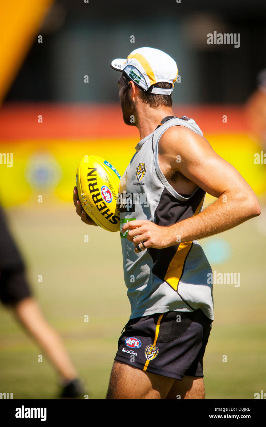 Gli uomini della Australian Football League di tigri di Richmond in un estate pratica Foto Stock