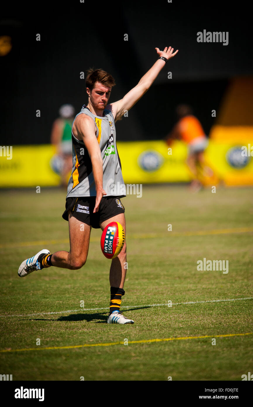 Gli uomini della Australian Football League di tigri di Richmond in un estate pratica Foto Stock