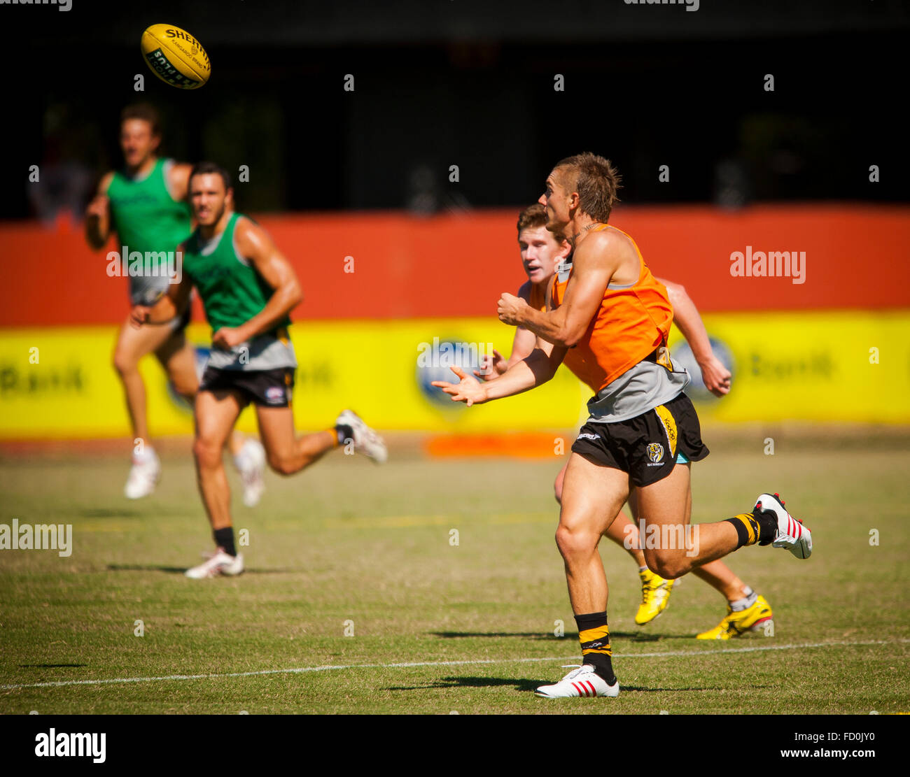 Gli uomini della Australian Football League di tigri di Richmond in un estate pratica Foto Stock