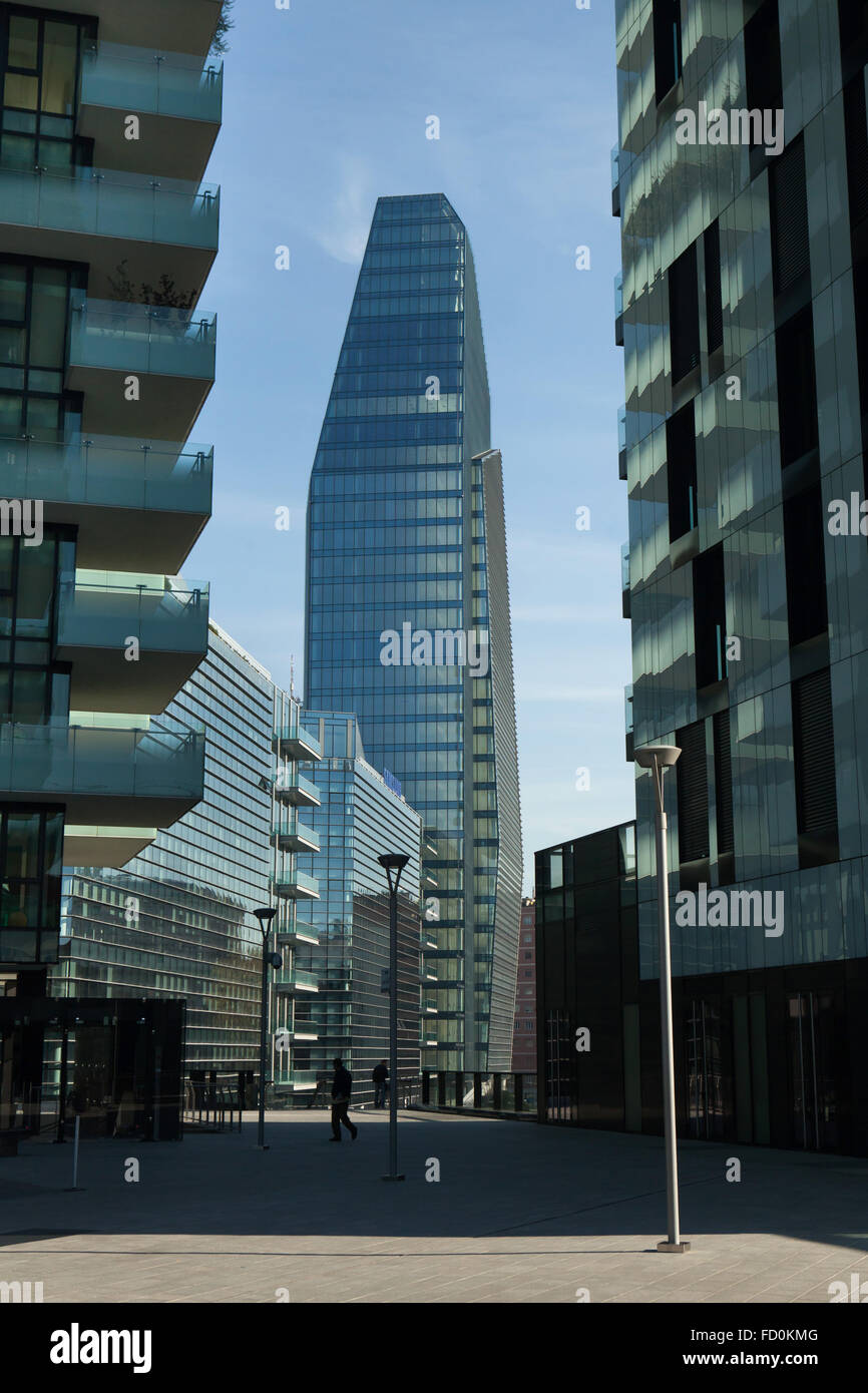 La gente passa da la torre Diamond progettato da Kohn Pedersen Fox in la Porta Nuova di milano, lombardia, italia. Foto Stock