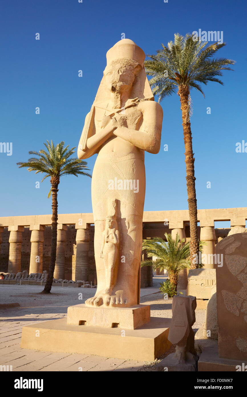 Karnak, Egitto - statua del faraone Ramses II con la regina Nefertari nel grande cortile, Amon-Ra tempio Foto Stock